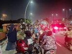 warga-padati-flyover-jatinegara-untuk-lihat-gerhana.jpg