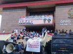 warga-padati-gedung-dprd-sulsel.jpg