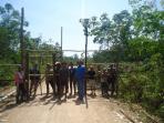 warga-pagar-jalan-rafi_20150806_185251.jpg