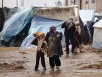 warga-palestina-berjalan-di-rafah-jalur-gaza-selatan-saat-perang-israel-hamas-berlanjut-2.jpg