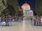warga-palestina-melaksanakan-sholat-tarawih-di-halaman-masjid-al-aqsa.jpg