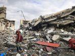 warga-palestina-memeriksa-kehancuran-akibat-serangan-israel-di-wadi-gaza.jpg