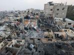 warga-palestina-memeriksa-kehancuran-setelah-pemboman-israel-di-rafah.jpg