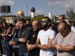 warga-palestina-terpaksa-salat-di-luar-masjid-al-aqsa-di-yerusalem-timur.jpg