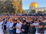warga-palestina-tunaikan-salat-idul-fitri.jpg