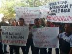 warga-panjang-demo-tuntut-pembunuh-kakek-nenek-dihukum-mati_20161005_164128.jpg
