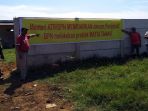 warga-pasang-spanduk-di-lahan_20170803_071228.jpg