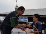 warga-pasar-ikan-dibantu-al-quran-oleh-teguh-santosa_20160606_195425.jpg