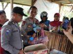 warga-pekon-panutan-kecamatan-pagelaran-geger-dengan-penemuan-bayi.jpg