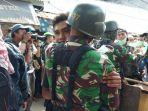 warga-peluk-tni.jpg