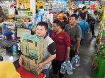 warga-penang-malaysia-memborong-air-mineral-di-sebuah-pusat-perbelanjaan.jpg
