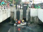 warga-penasaran-dengan-buaya-di-kali-grogol_20180628_120324.jpg