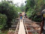 warga-perbaiki-jembatan_20141216_180005.jpg