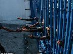 warga-port-au-prince-haiti-sedang-berdoa-di-depan.jpg