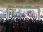 warga-pulau-karampuang-kepung-dprd-mamuju_20171211_093400.jpg