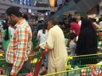 warga-qatar-borong-makanan_20170612_105143.jpg