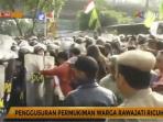 warga-rawajati-serang-satpol-pp_20160902_122535.jpg