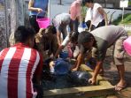 warga-rebutan-air-bersih_20171024_103655.jpg