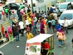 warga-rebutan-uang-pecahan-rp-2000-yang-ditabur-pria-misterius_20180615_014004.jpg