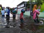 warga-rt-37-kelurahan-sempaja-timur-kota-samarinda-kaltim-saat-mengevakuasi.jpg