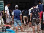 warga-saat-berkerumun-depan-kediaman-as.jpg