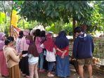 warga-saat-berkerumun-di-depan-kandang-babi-aneh-dengan.jpg