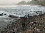 warga-saat-evakuasi-perahu-terdampar-di-karangwahu-s.jpg