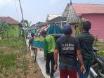 warga-saat-membawa-keranda-mayat-casuni-19-warga-blok-song-tengah.jpg
