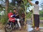 warga-saat-menanam-pohon-pisang.jpg