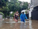 warga-saat-mengevakuasi-barang-barangnya.jpg
