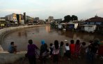 warga-saksikan-debit-air-di-proyek-revitalisasi-sungai-ciliwung_20141124_105001.jpg