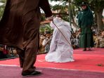 warga-saksikan-hukuman-cambuk-kasus-liwath-di-aceh_20170526_135945.jpg