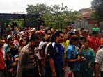 warga-saksikan-rekonstruksi-pembunuhan-bayi_20160825_152715.jpg