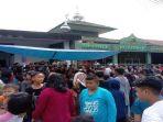 warga-saksikan-sumpah-pocong-di-palembang.jpg