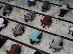 warga-salat-dzuhur-di-mesjid-cut-meutia-menteng-jakarta_20200910_160219.jpg
