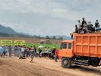 warga-sambongsari-memblokir-akses-jalan_20180110_203450.jpg