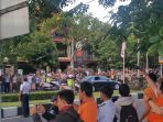 warga-sambut-raja-salman_20170304_190028.jpg