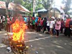 warga-sari-rejo-polonia-blokir-jalan_1_20160815_102231.jpg
