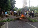 warga-sari-rejo-polonia-blokir-jalan_20160815_092151.jpg