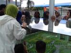 warga-sedang-melihat-maket-pembangunan-rumah-dp-0-rupiah_20180119_160825.jpg