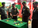 warga-serahkan-6-pucuk-senjata-api-ke-kodim-0422lampung-barat_20170119_115626.jpg