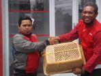 warga-serahkan-kukang-ke-pmi-sukabumi.jpg