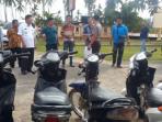 warga-serahkan-motor-hasil-kejahatan_20160811_120901.jpg