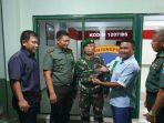 warga-serahkan-pistol-yang-ditemukan-di-toilet-hotel.jpg