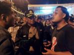 warga-serbu-rumah-ahok_20150527_163059.jpg