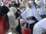 warga-shalat-ied-di-lapangan-merdeka-balikpapan_20150718_213000.jpg