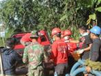 warga-sukarelawan-dan-petugas-gabungan_20151029_091534.jpg