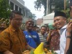 warga-surabaya-menyerahkan-tumpeng-syukuran_20180110_190115.jpg