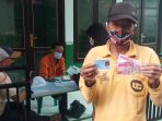 warga-tambora-antri-terima-dana-bst-rp-300_20210218_145636.jpg