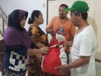 warga-tambora-terima-paket-bansos-presiden-melalui-kemensos_20200810_152704.jpg